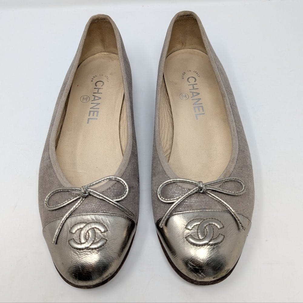 Chanel Gold Ballet Flats CC Leather Size 38 Cap Toe Monogram Logo